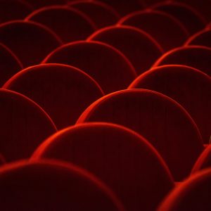 Sillas de teatro rojas
